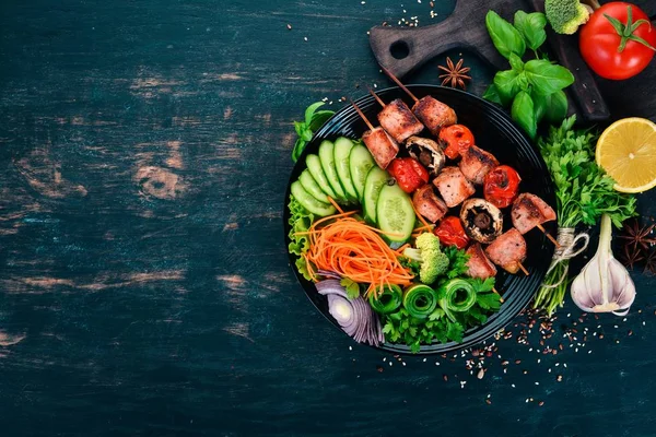 新鮮な野菜を皿に焼いた仔牛のシシカバブ 木製の背景 平面図です コピー スペース — ストック写真