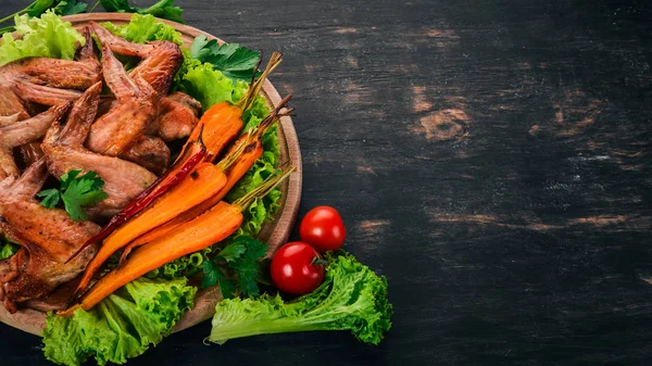 Gegrilde Kippenvleugeltjes Met Groenten Wortelen Een Houten Achtergrond Bovenaanzicht Kopiëren — Stockfoto