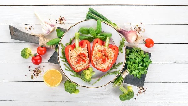 Taze biber pirinç ve et ile doldurulmuş. Ahşap bir arka plan üzerinde. Üstten görünüm. Kopya alanı.