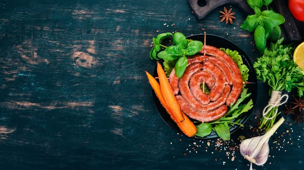 Kızarmış taze sebze ile barbekü sosis. Ahşap bir arka plan üzerinde. Üstten görünüm. Kopya alanı.