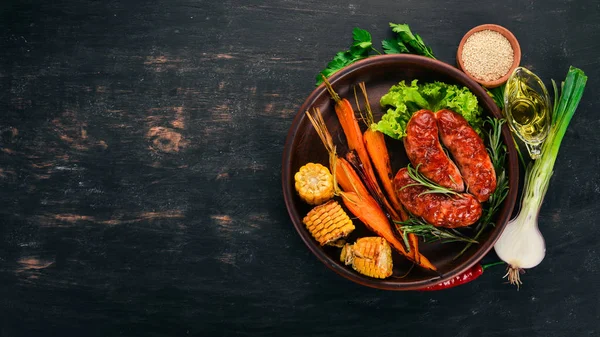 Gegrilde Worst Gebakken Maïs Wortelen Een Houten Achtergrond Bovenaanzicht Kopiëren — Stockfoto