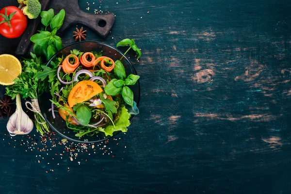 Salada Legumes Frescos Arugula Tomates Cenouras Cebolas Fundo Madeira Vista — Fotografia de Stock