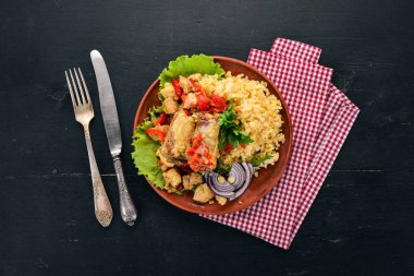 Bulgur et, kırmızı biber, kiraz domates ve sebze ile. Ahşap bir arka plan üzerinde. Üstten görünüm. Kopya alanı.