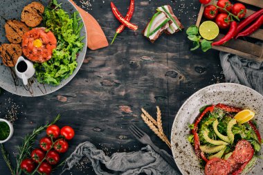Gıda. Bir dizi lezzetli yemekler ve lezzetler. Ahşap bir arka plan üzerinde. Üstten görünüm. Kopya alanı.