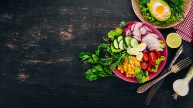 Taze sebze salatası. Mısır, turp, soğan, salatalık, bıldırcın yumurtası. Ahşap bir arka plan üzerinde. Üstten görünüm. Ücretsiz kopya alanı.