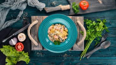 Somon ve Mantarlı makarna. İtalyan mutfağı. Ahşap bir arka plan üzerinde. Üstten görünüm. Kopya alanı.