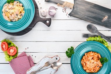 Makarna ayarla, İtalyan yapıştırır. Ahşap bir arka plan üzerinde. Üstten görünüm. Kopya alanı.