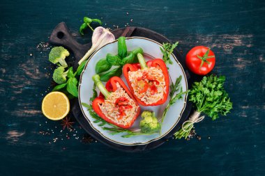 Taze biber pirinç ve et ile doldurulmuş. Ahşap bir arka plan üzerinde. Üstten görünüm. Kopya alanı.