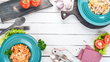 Makarna ayarla, İtalyan yapıştırır. Ahşap bir arka plan üzerinde. Üstten görünüm. Kopya alanı.