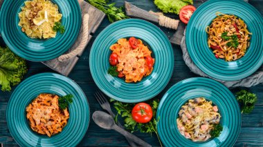Makarna ayarla, İtalyan yapıştırır. Ahşap bir arka plan üzerinde. Üstten görünüm. Kopya alanı.