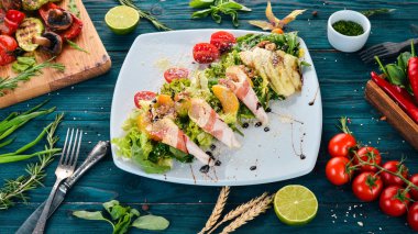 Taze salata domuz pastırması, avokado ve domates. Ahşap bir arka plan üzerinde. Üstten görünüm. Kopya alanı.