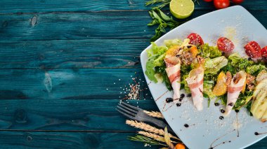 Taze salata domuz pastırması, avokado ve domates. Ahşap bir arka plan üzerinde. Üstten görünüm. Kopya alanı.