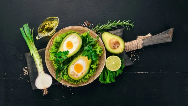 Yumurta Ile Pişmiş Avokado Sağlıklı Gıda Ahşap Bir Arka Plan — Stok fotoğraf