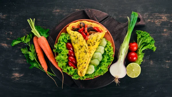 Omlet mantar ve sebze. Kızarmış yumurta. Ahşap bir arka plan üzerinde. Üstten görünüm. Ücretsiz kopya alanı.