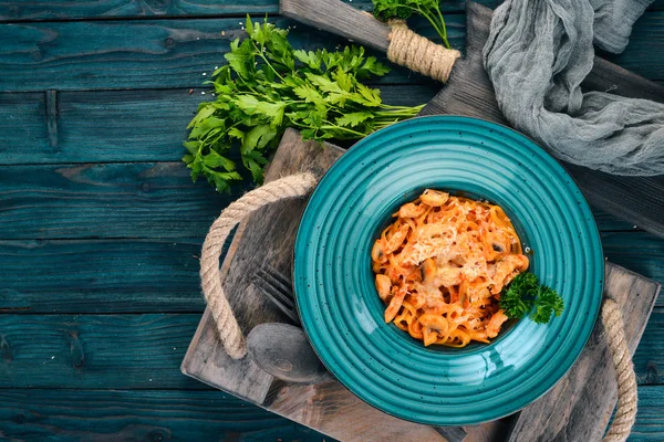 Pasta Chicken Mushrooms Italian Cuisine Wooden Background Top View Copy — Stock Photo, Image