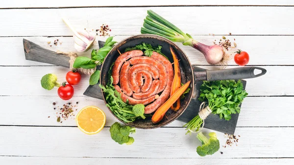 Gebakken Kip Worstjes Een Pan Met Kruiden Een Houten Achtergrond — Stockfoto