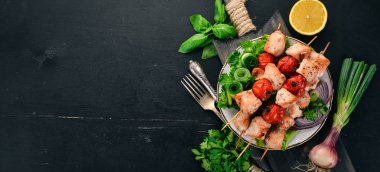 Tavuk şiş kiraz domates ve sebze ile. Ahşap bir arka plan üzerinde. Üstten görünüm. Kopya alanı.