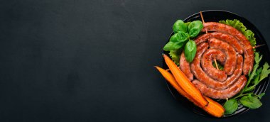 Kızarmış taze sebze ile barbekü sosis. Ahşap bir arka plan üzerinde. Üstten görünüm. Kopya alanı.