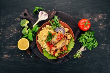 Bulgur et, kırmızı biber, kiraz domates ve sebze ile. Ahşap bir arka plan üzerinde. Üstten görünüm. Kopya alanı.