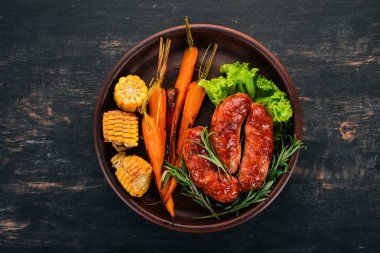 Izgara sosis. Pişmiş Mısır ve patates gibiydik. Ahşap bir arka plan üzerinde. Üstten görünüm. Kopya alanı.