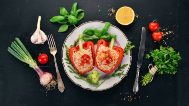 Taze biber pirinç ve et ile doldurulmuş. Ahşap bir arka plan üzerinde. Üstten görünüm. Kopya alanı.