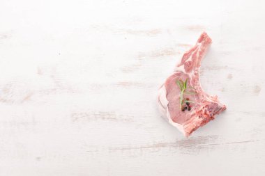 Kemik baharatlar ve sebzeler çiğ biftek. Ahşap bir arka plan üzerinde. Üstten görünüm. Kopya alanı.