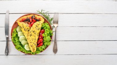 Omlet mantar ve sebze. Kızarmış yumurta. Ahşap bir arka plan üzerinde. Üstten görünüm. Ücretsiz kopya alanı.