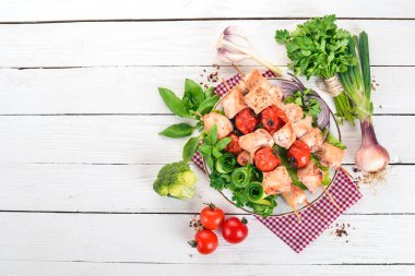 Tavuk şiş kiraz domates ve sebze ile. Ahşap bir arka plan üzerinde. Üstten görünüm. Kopya alanı.