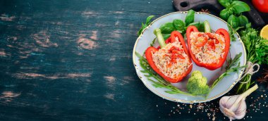 Taze biber pirinç ve et ile doldurulmuş. Ahşap bir arka plan üzerinde. Üstten görünüm. Kopya alanı.