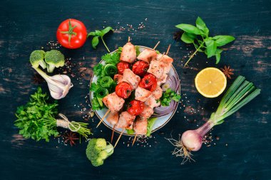 Tavuk şiş kiraz domates ve sebze ile. Ahşap bir arka plan üzerinde. Üstten görünüm. Kopya alanı.