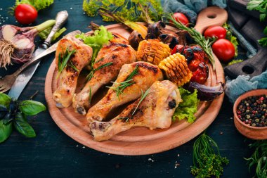 Baharatlar ve sebzeler ile pişmiş tavuk budu. Ahşap bir arka plan üzerinde. Üstten görünüm. Kopya alanı.