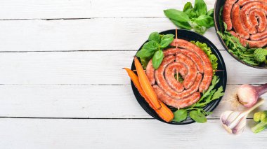 Kızarmış taze sebze ile barbekü sosis. Ahşap bir arka plan üzerinde. Üstten görünüm. Kopya alanı.