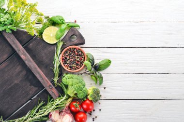 Sebze ve baharat eski yönetim kurulu. Ahşap bir arka plan üzerinde. Üstten görünüm. Kopya alanı.