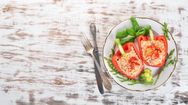 Taze biber pirinç ve et ile doldurulmuş. Ahşap bir arka plan üzerinde. Üstten görünüm. Kopya alanı.