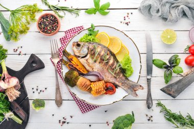 Fırında Balık sazan. Ahşap bir arka plan üzerinde. Üstten görünüm. Kopya alanı.