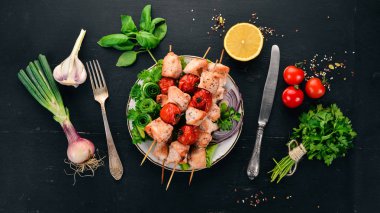 Tavuk şiş kiraz domates ve sebze ile. Ahşap bir arka plan üzerinde. Üstten görünüm. Kopya alanı.