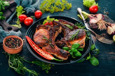 Baharatlar ve sebzeler ile kemik üzerinde pişmiş biftek. Ahşap bir arka plan üzerinde. Üstten görünüm. Kopya alanı.