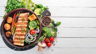 Sebzeli fırında kaburga. Et. Ahşap bir arka plan üzerinde. Üstten görünüm. Kopya alanı.