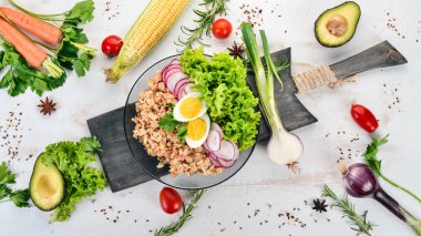 Sağlıklı gıda. Yulaf ezmesi, marul, turp, yumurta. Ahşap bir arka plan üzerinde. Üstten görünüm. Ücretsiz kopya alanı.