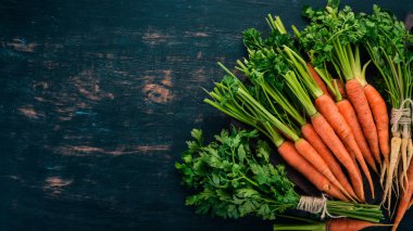 Taze havuç. Taze sebze. Ahşap bir arka plan üzerinde. Üstten görünüm. Kopya alanı.