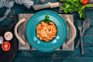 Makarna Tavuk ve mantar ile. İtalyan mutfağı. Ahşap bir arka plan üzerinde. Üstten görünüm. Kopya alanı.