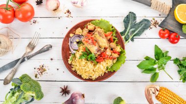 Bulgur et, kırmızı biber, kiraz domates ve sebze ile. Ahşap bir arka plan üzerinde. Üstten görünüm. Kopya alanı.