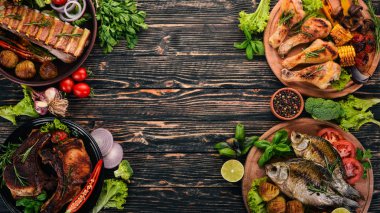 Bir dizi yemek. Biftek, balık, sebze ve baharat. Ahşap bir arka plan üzerinde. Üstten görünüm. Kopya alanı.