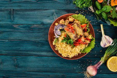 Bulgur et, kırmızı biber, kiraz domates ve sebze ile. Ahşap bir arka plan üzerinde. Üstten görünüm. Kopya alanı.