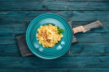 Brie peyniri ve fındık ile farfalle makarna. İtalyan mutfağı. Ahşap bir arka plan üzerinde. Üstten görünüm. Kopya alanı.