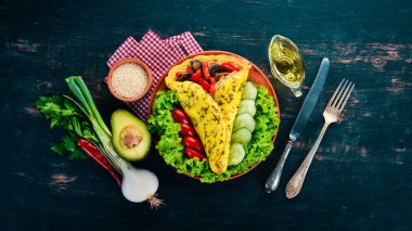 Omlet mantar ve sebze. Kızarmış yumurta. Ahşap bir arka plan üzerinde. Üstten görünüm. Ücretsiz kopya alanı.