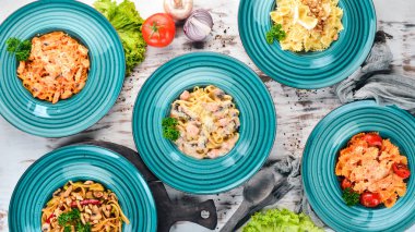 Makarna ayarla, İtalyan yapıştırır. Ahşap bir arka plan üzerinde. Üstten görünüm. Kopya alanı.