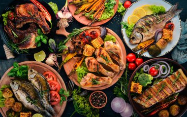 Bir dizi yemek. Biftek, balık, sebze ve baharat. Ahşap bir arka plan üzerinde. Üstten görünüm. Kopya alanı.