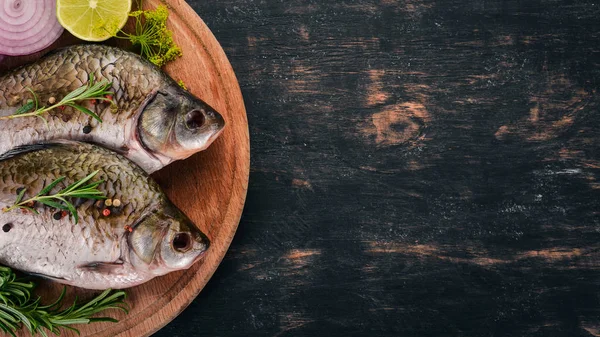 Pescado Crudo Con Especias Verduras Carpa Sobre Fondo Madera Vista —  Fotos de Stock