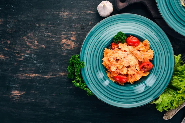 Farfalle Aux Tomates Parmesan Cuisine Italienne Sur Fond Bois Vue — Photo